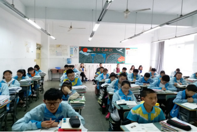 初中政治组教研活动简报--文小平老师献课501.jpg