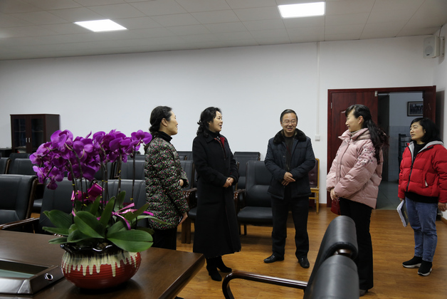 市政协副主席李亚蓉慰问雅安中学专家人才李学军老师.JPG 市政协副主席李亚蓉慰问雅安中学专家人才李学军老师.JPG