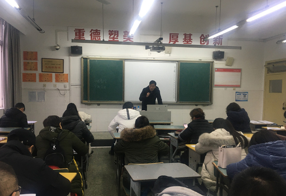 月考分析会上张词勇副校长讲话.JPG 月考分析会上张词勇副校长讲话.JPG