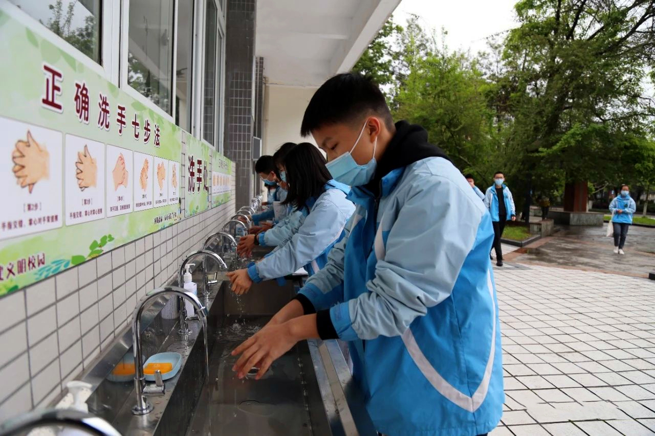 4月10日,雅安中学学生正在按“七步洗手法”进行餐前洗手.jpg 4月10日,雅安中学学生正在按“七步洗手法”进行餐前洗手.jpg