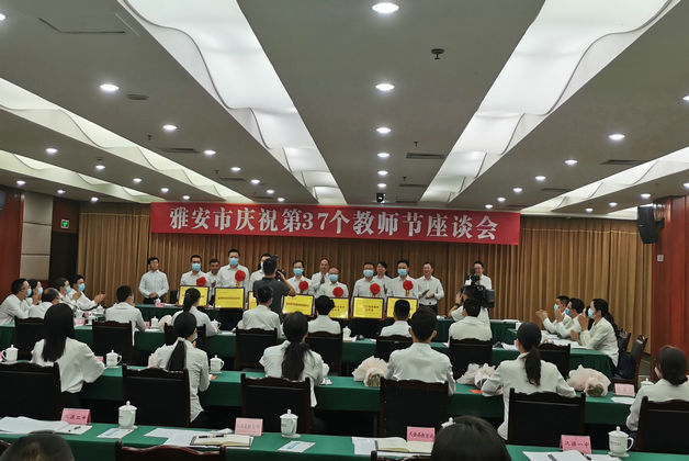 程明叶盛参加座谈会.jpg 程明叶盛参加座谈会.jpg