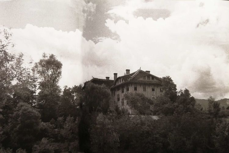 雅安张家山上的明德中学.jpg 雅安张家山上的明德中学.jpg