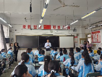 巴蜀学校老师与学生交流.jpg