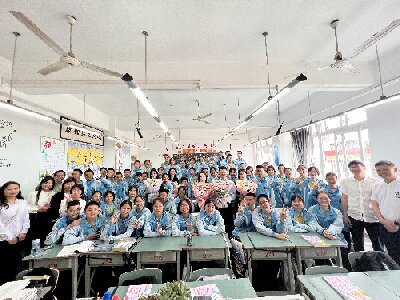 巴蜀中学老师与学生合影2.jpg