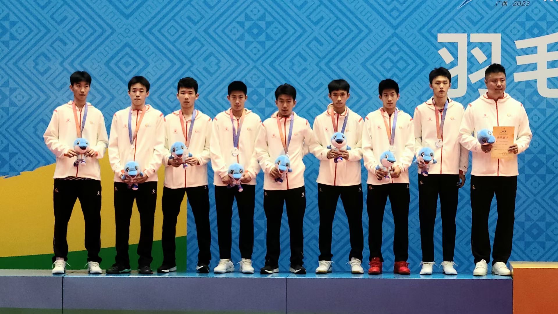 王新然、王新浩青运会领奖.jpg 王新然、王新浩青运会领奖.jpg