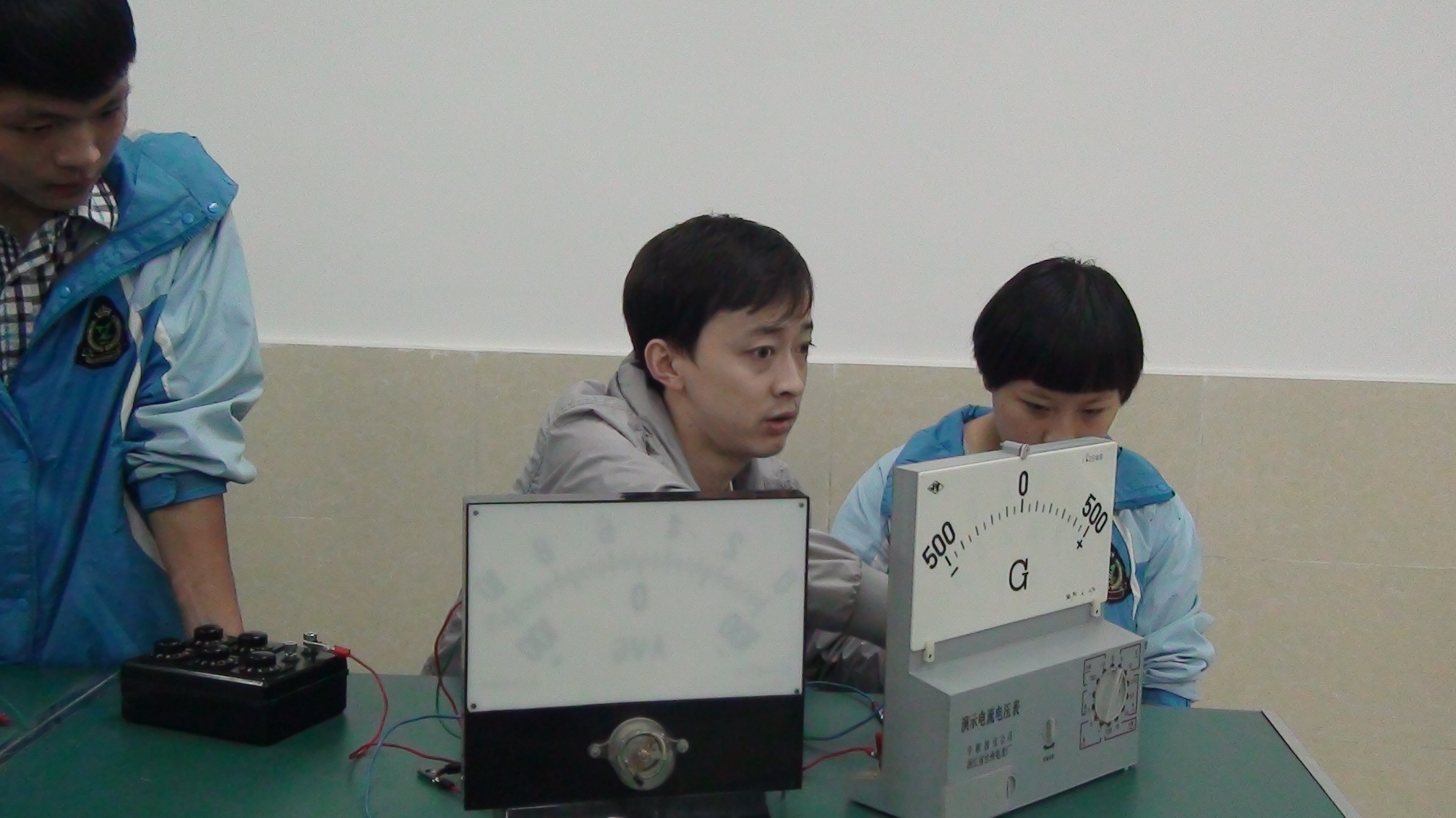 王龙老师正在指导学生进行实验探究