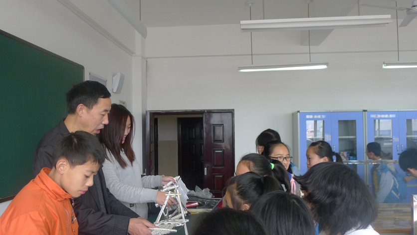 辅导老师介绍往届校友的作品