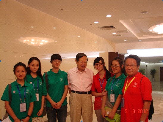 2012年8月5日杨振宁教授在清华大学接见我校研究性学习优秀师生代表