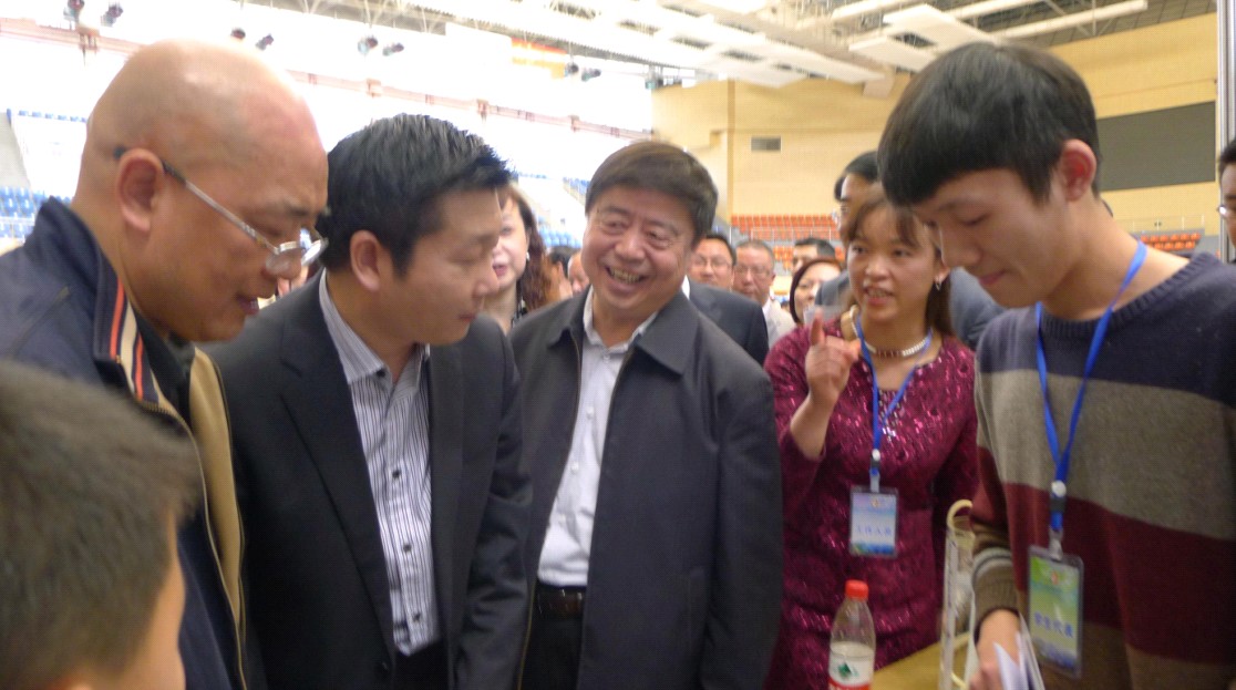 从左至右：市科协主席方毅修、中国科协青少年科技中心副主任蒙星、四川省科协党组书记、副主席吴凯、市科协副主席曾蓉指导我校高2012级学生曾予