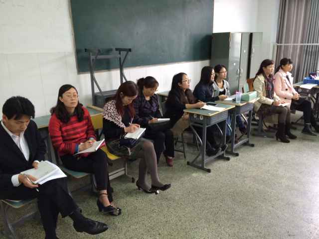老师们认真听课